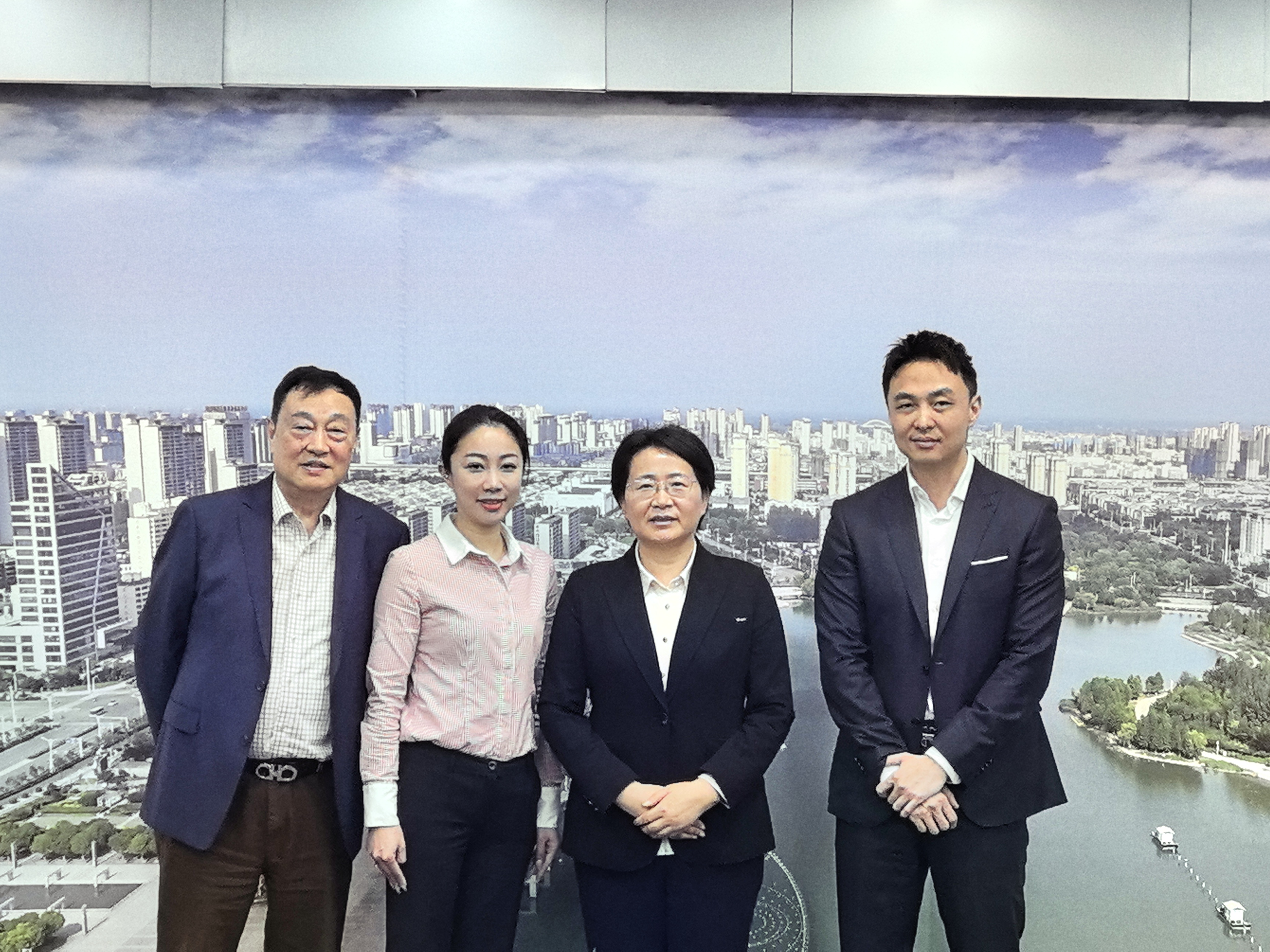 安徽亳州市委书记秦凤玉接见江苏加德华中草药智能种植有限公司黄昕董事长，并进行工作会谈